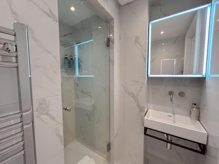 Apartment Stylish And 1 Bedroom London
