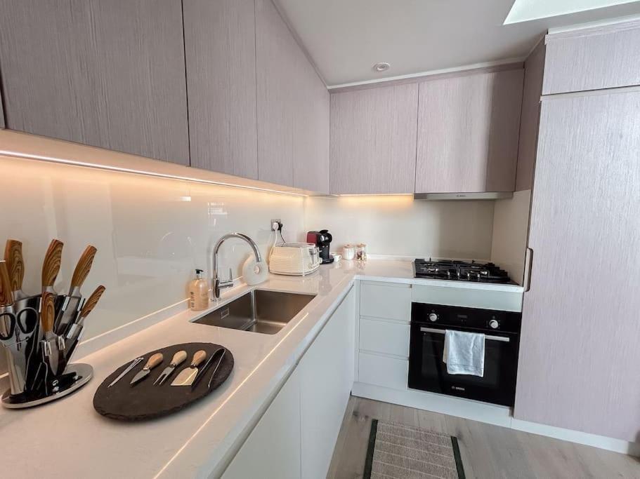 Apartment Stylish And 1 Bedroom