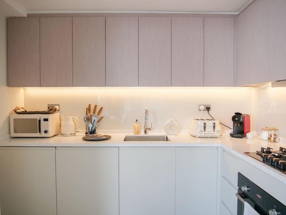 Apartment Stylish And 1 Bedroom