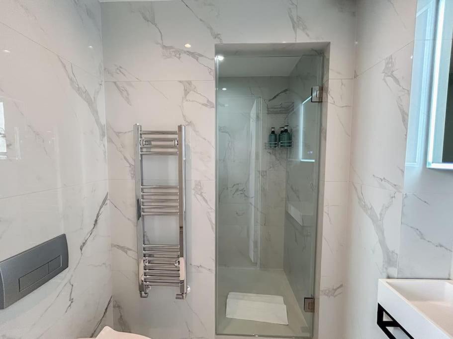 Apartment Stylish And 1 Bedroom *